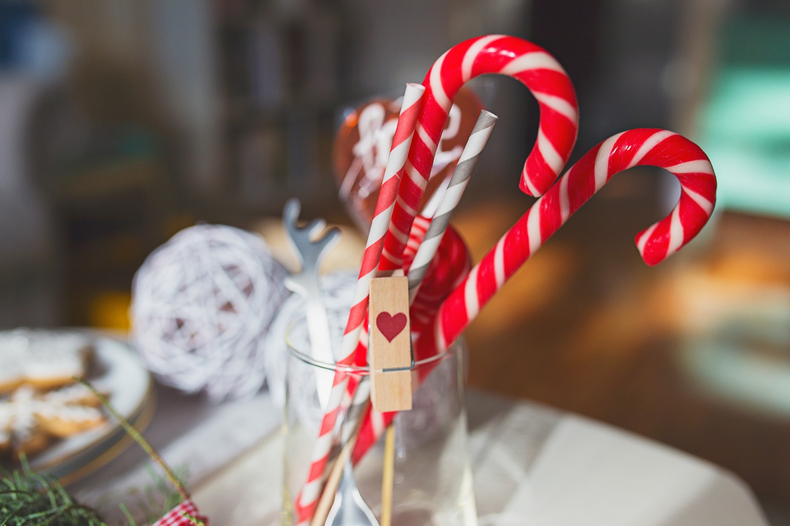 Novogodišnji motivi — zvezdice i pahuljice na papiru