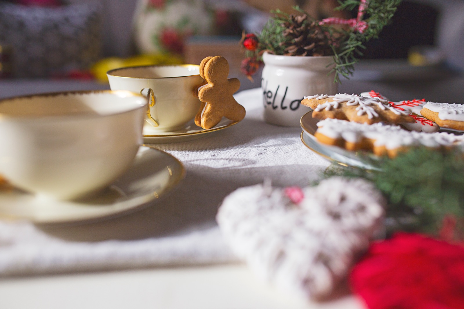 Ruke koje drže blokče — intiman trenutak pisanja