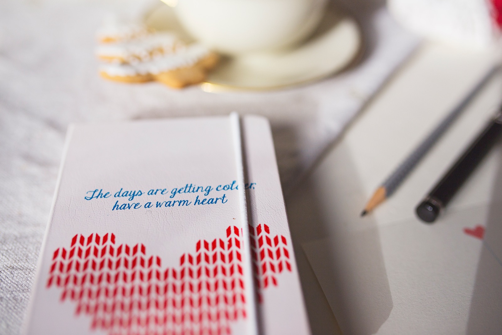 Detalj korice blokčeta — zlatni i zeleni motivi