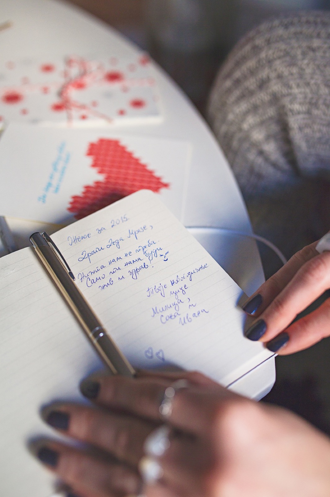 Novogodišnje čestitke rečitane na stolu