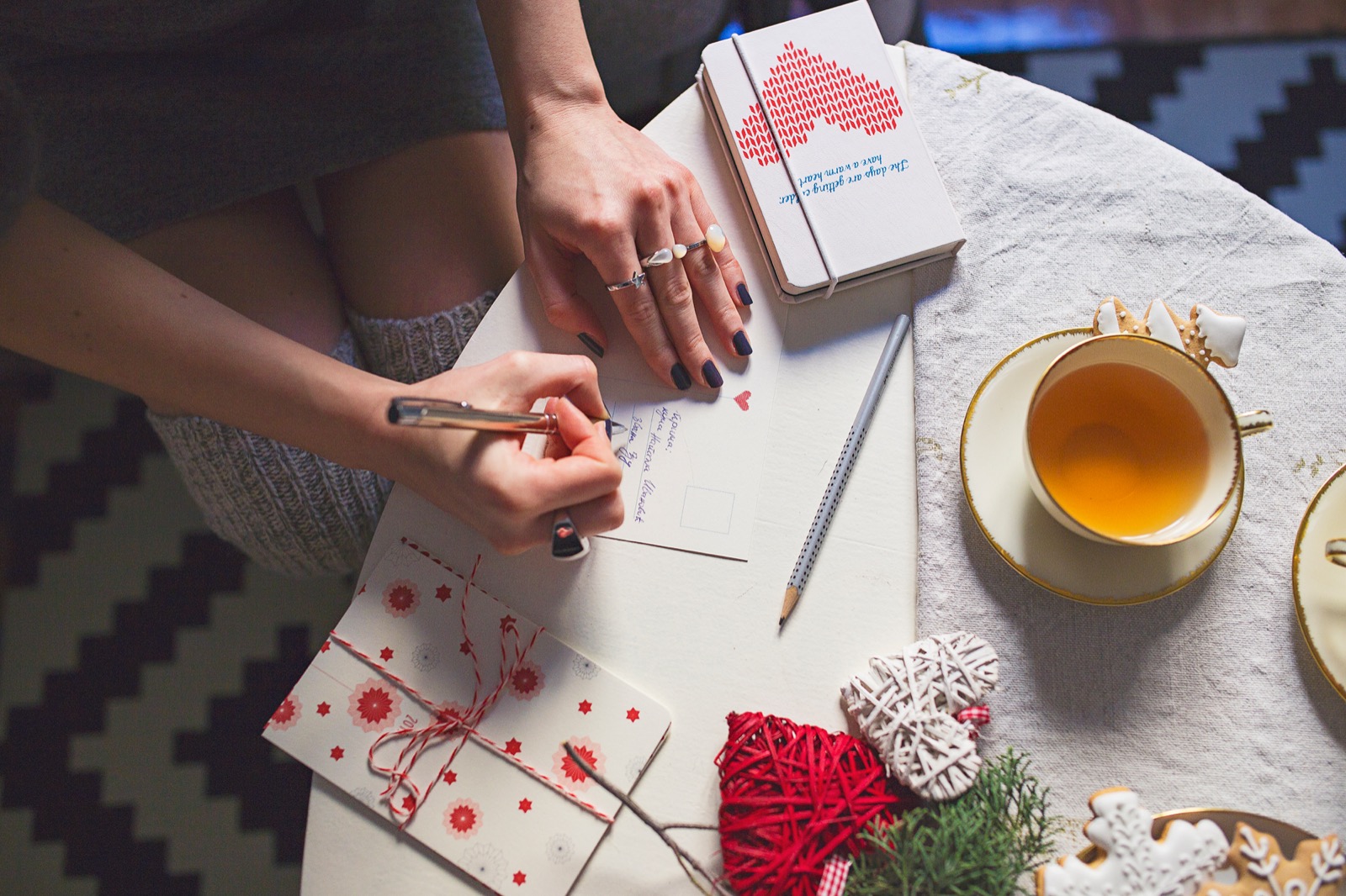 Čestitka — crvene pahuljice dizajn