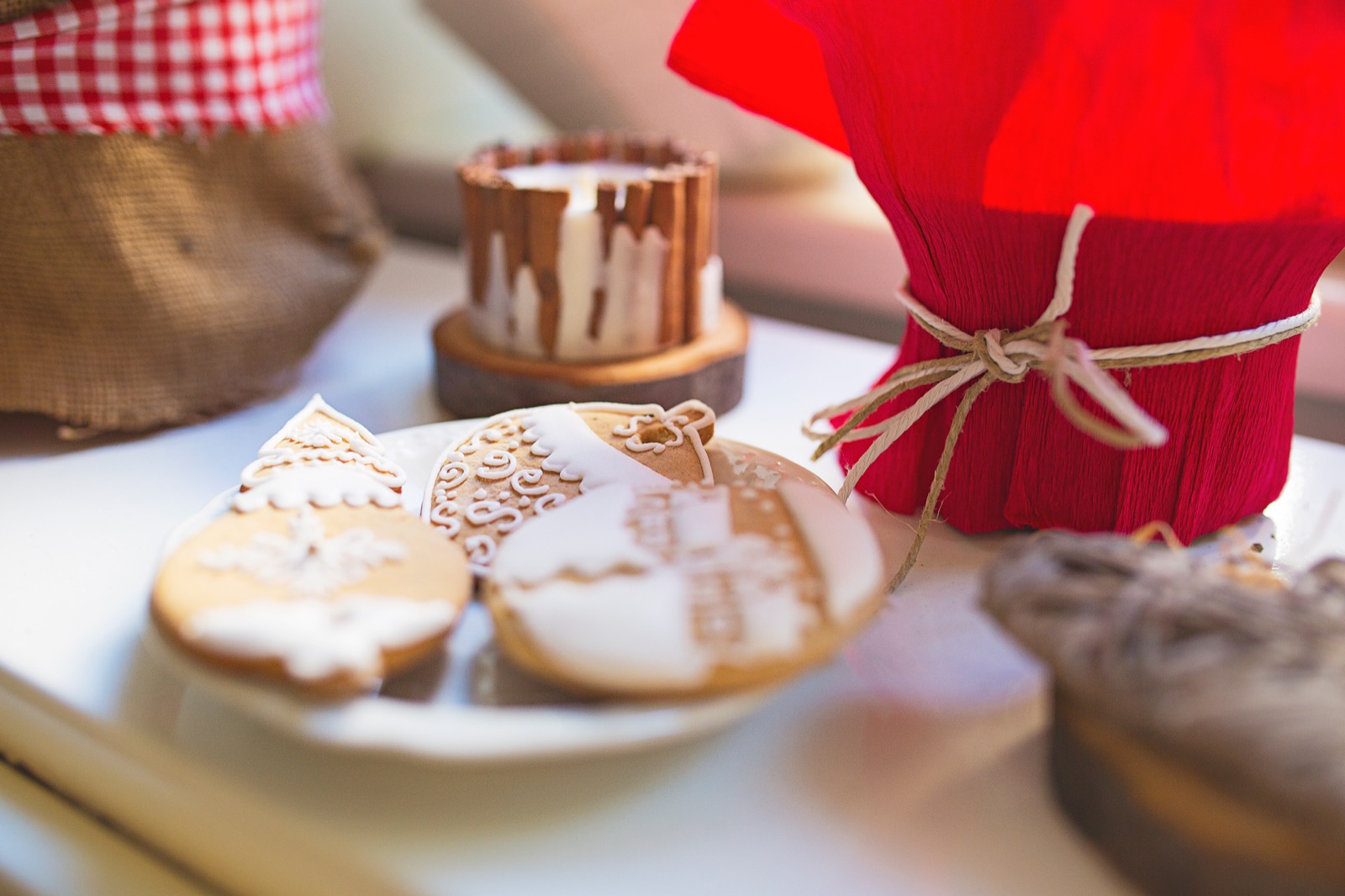 Komplet pet čestitki poredan na stolu