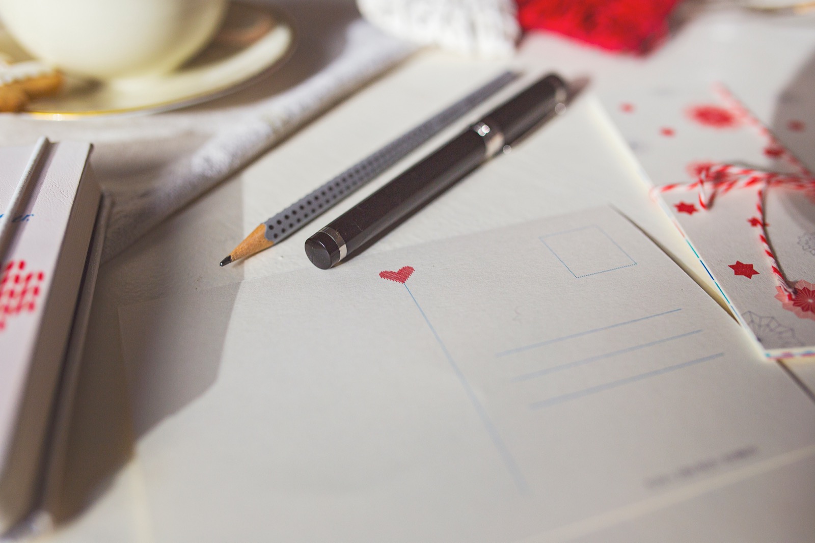 Dizajnerski detalji — precizni geometrijski motivi na papiru