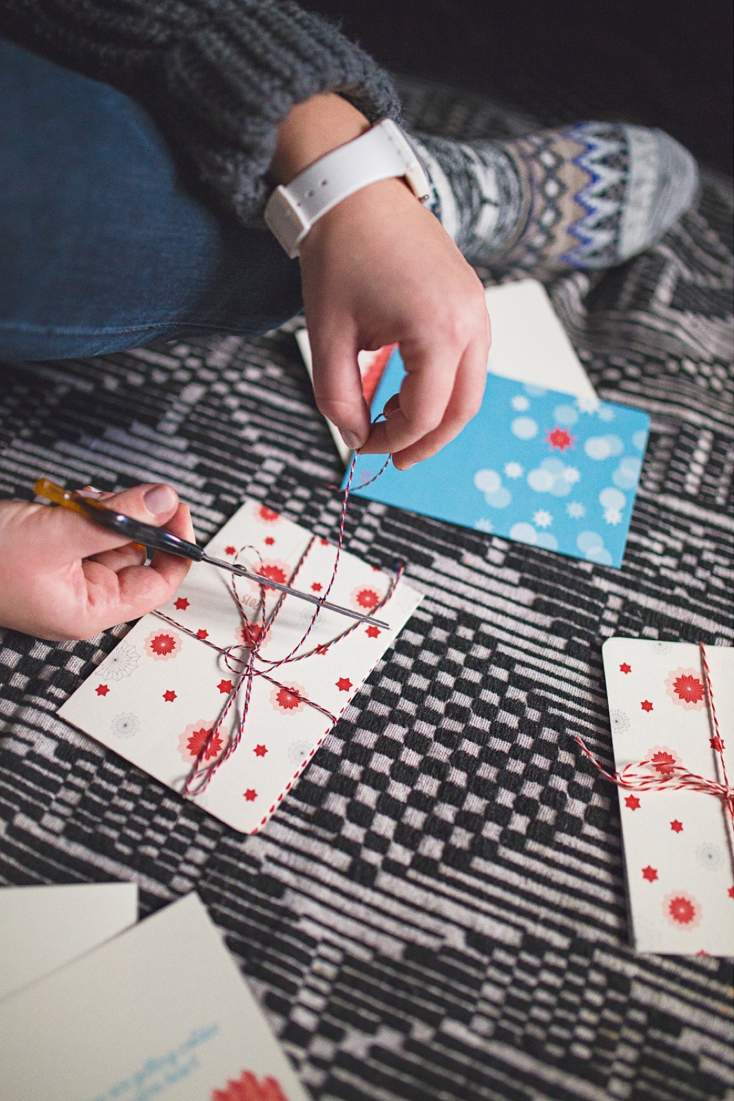 Milica u svom atelieru sa kreativnim materijalima