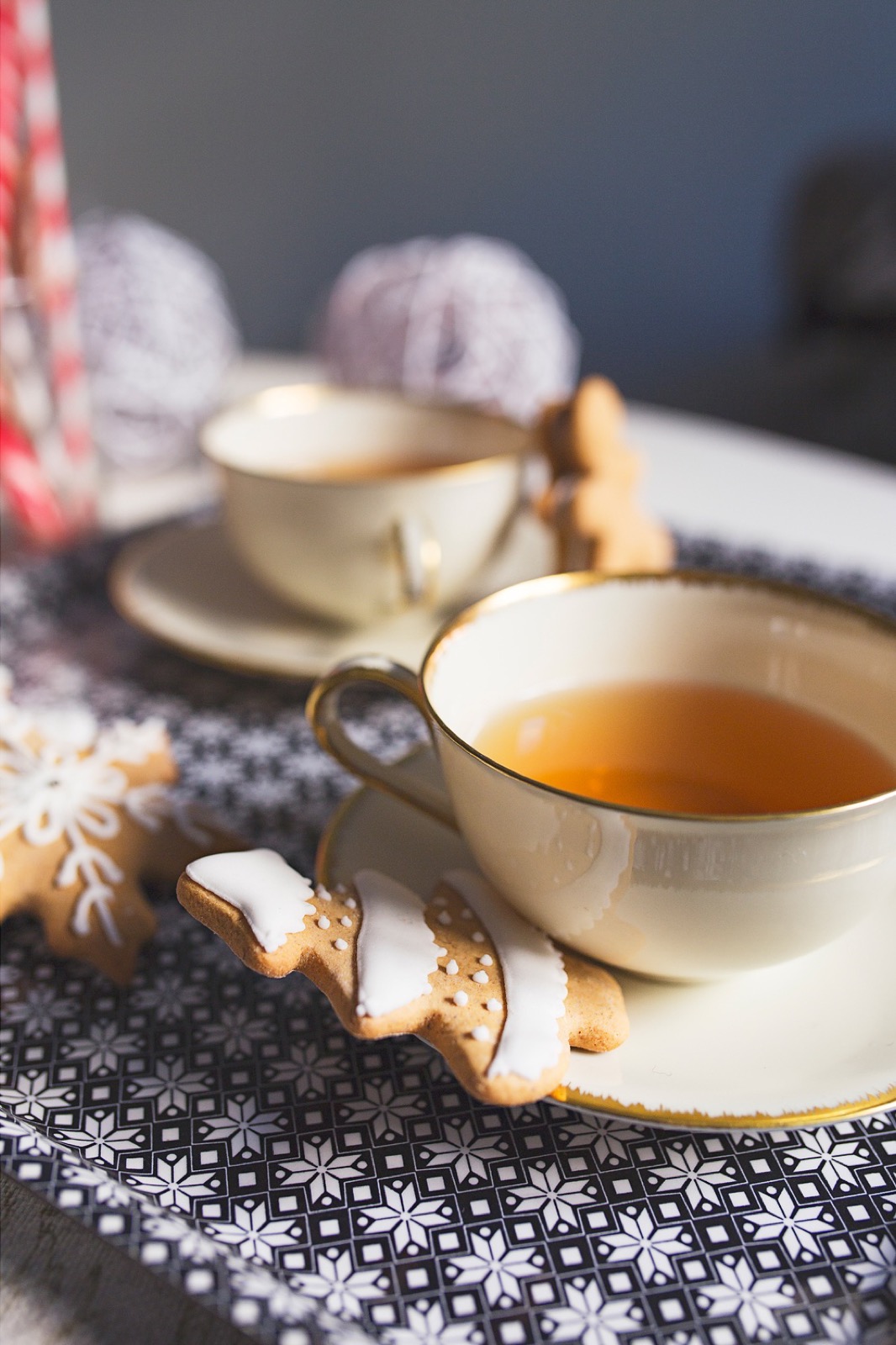 Svi pokloni zajedno — blokče, čestitke i čarapice na stolu