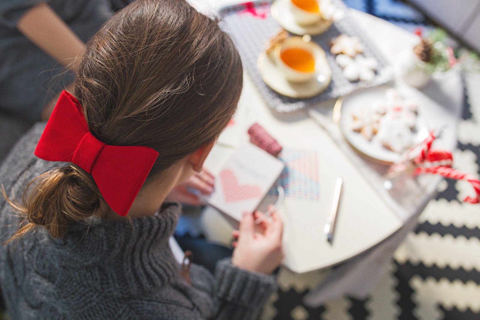 Lepo upakovan novogodišnji paket spreman za poklanjanje