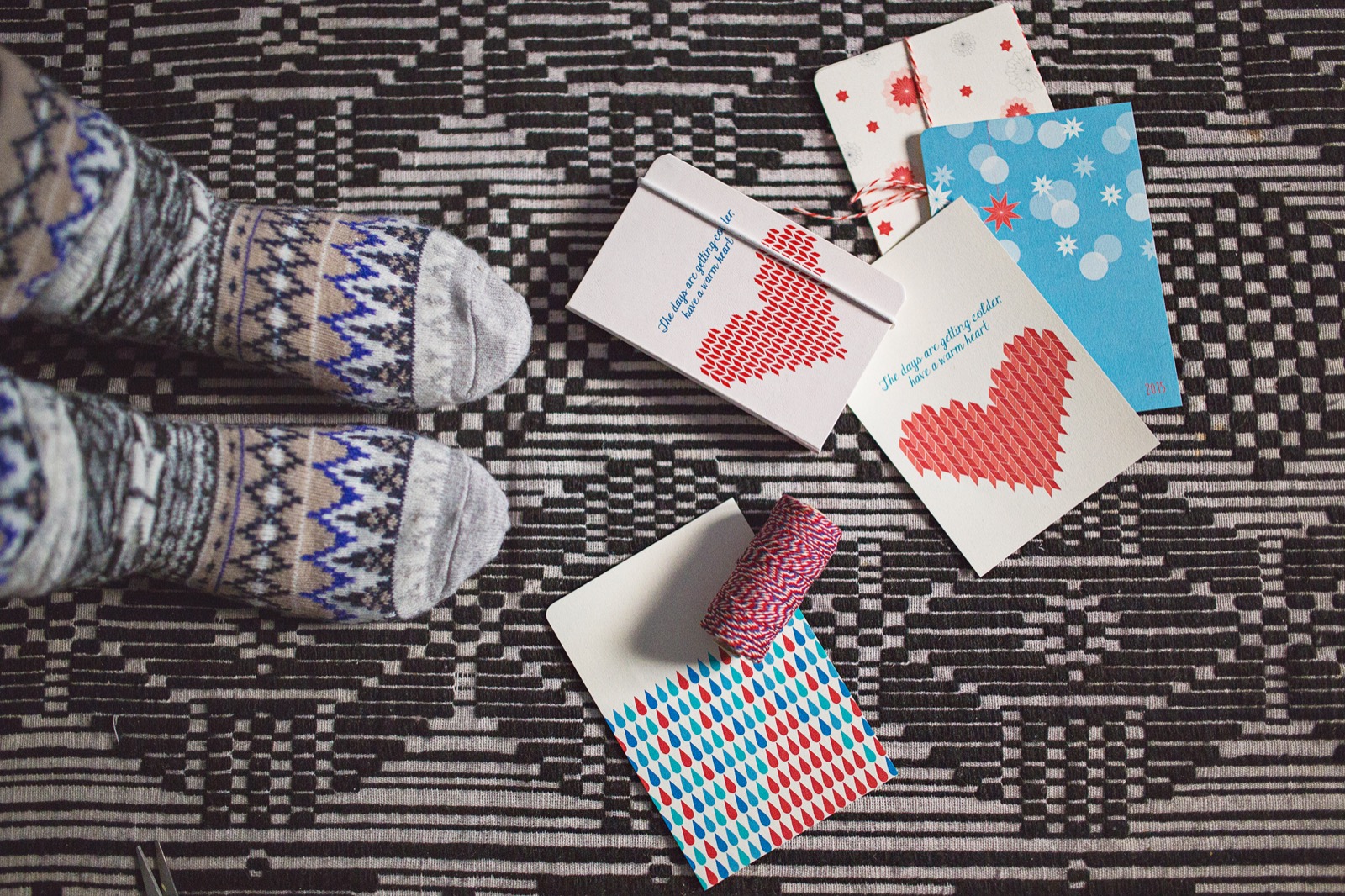 Novogodišnja scena — crveno i zeleno na belom pozadini