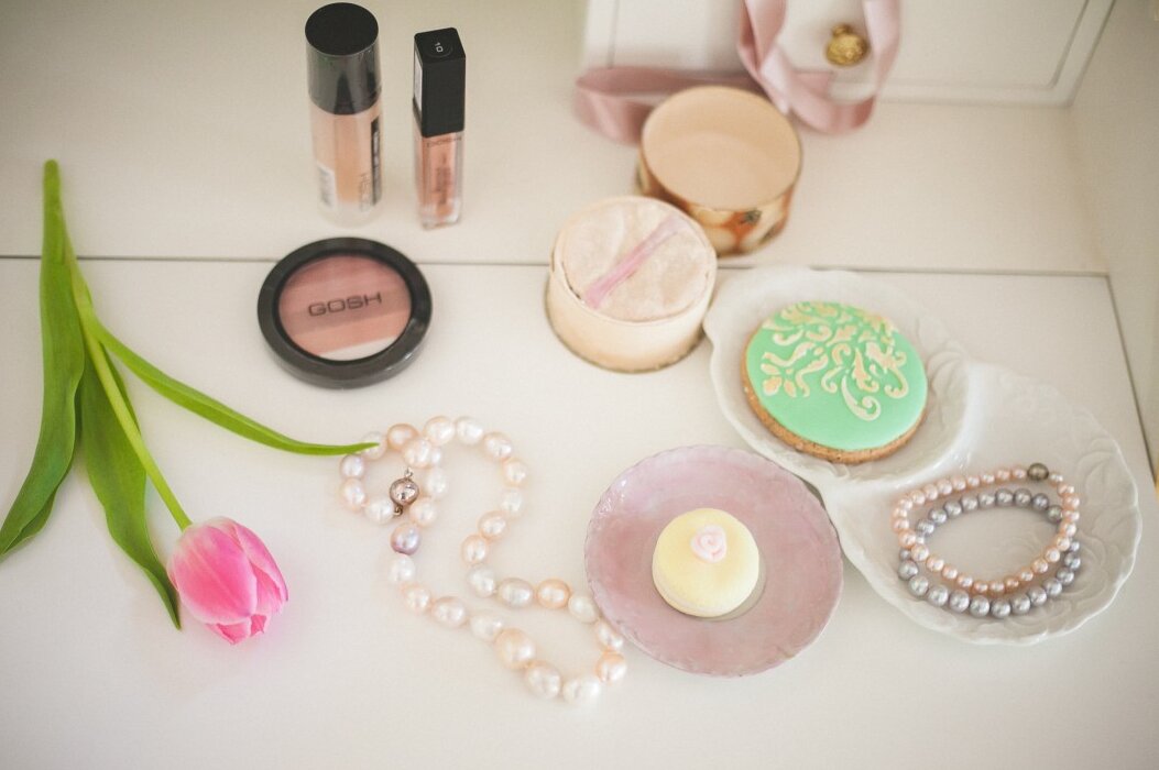 Detalj — nakit i porcelan