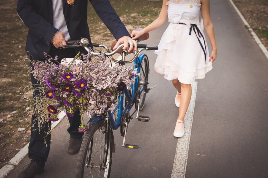 Opušteno venčanje za 300 ljudi — tandem bicikl