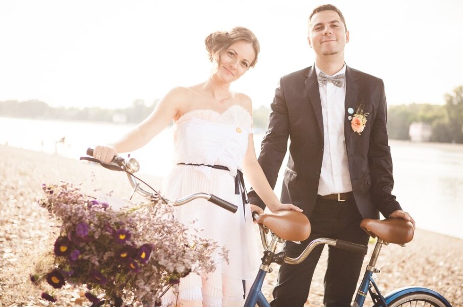 Detalj tandem bicikla sa cvećem na biciklističkoj stazi