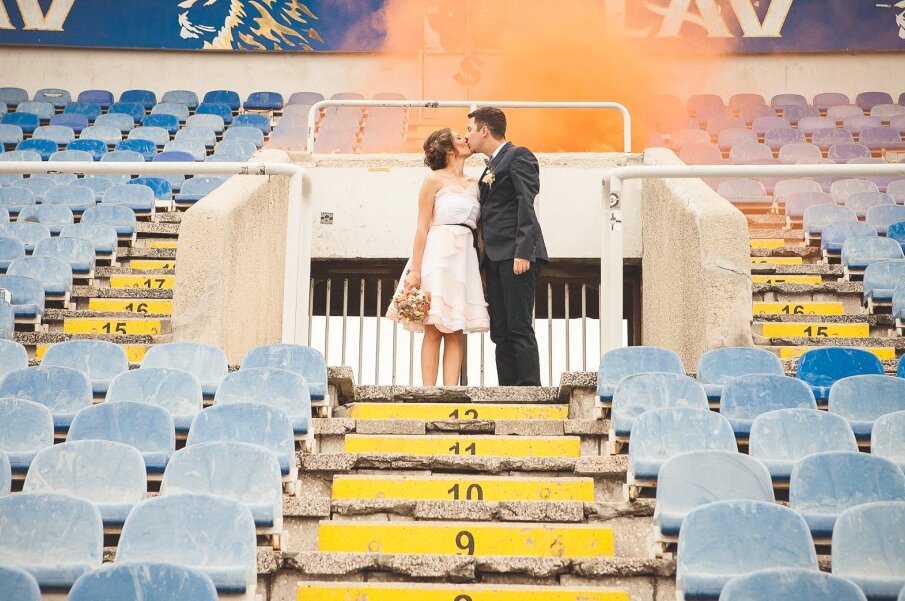 Par na putu — svadbeni portret na otvorenom