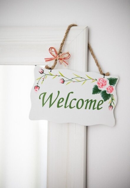 Welcome natpis i gomila šarenih bedževa sa ilustracijama