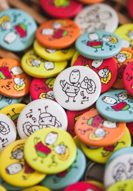 Šareni bedževi za goste sa crtežima mladenaca