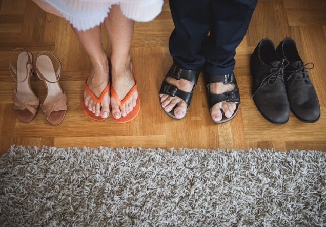 Bedževi krupni plan — ilustrovani par u boji