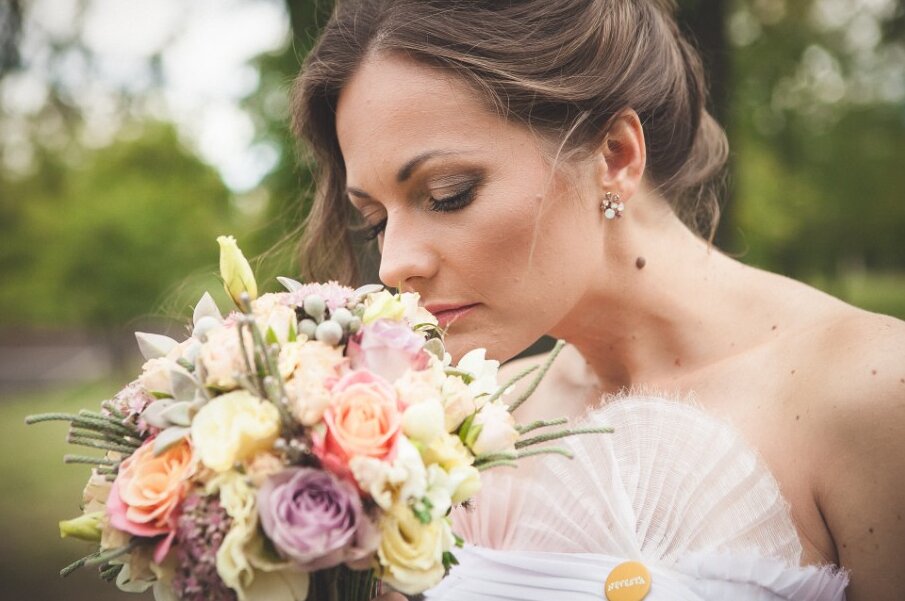 Nataša u kratkoj venčanici — pun plan