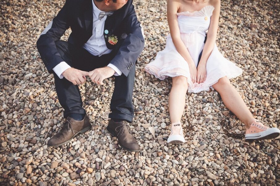 Kajsijaste starke uz venčanicu — detalj obuće