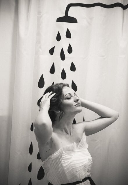 Nataša — portret mlade sa cvetnim detaljem