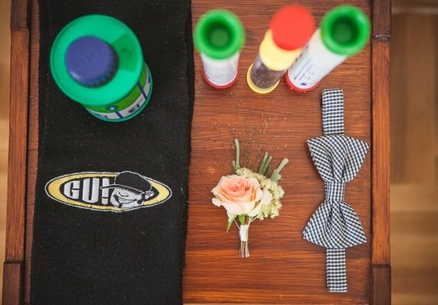 Mladoženjini detalji — leptirka, bedž, butonjerka i lepak