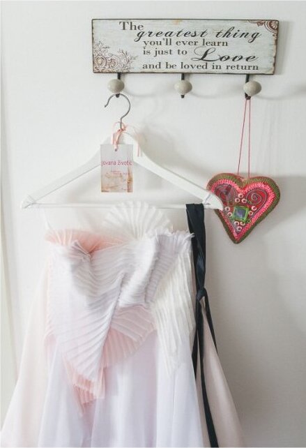 Venčanica na vešalici sa natpisom The greatest thing you'll ever learn is just to Love