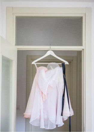 Venčanica na vešalici — pun plan