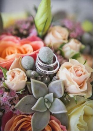 Prstenje na sukulentama u buketu