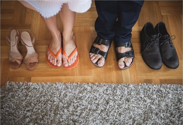 Noge mladenaca — starke, japanke, sandale i cipele u nizu