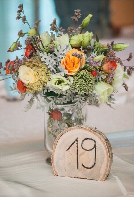 Drveni broj stola 19 sa cvetnim aranžmanom
