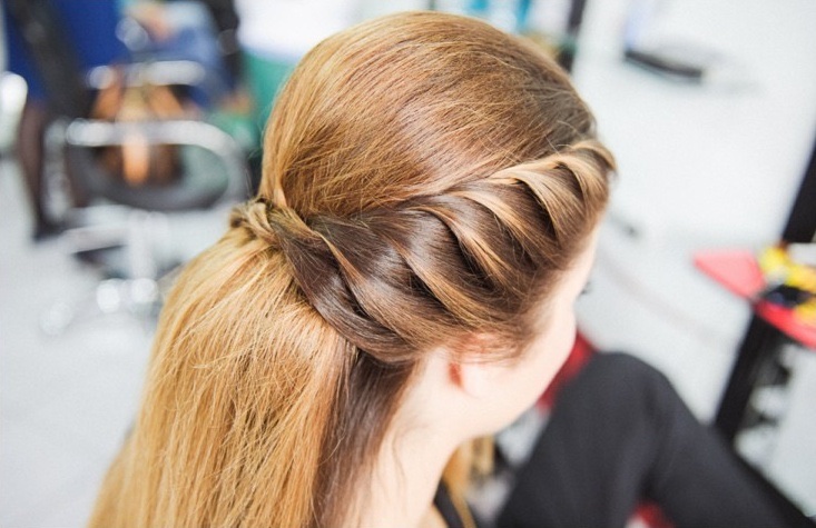 Detalj venčanice — čipka i veo