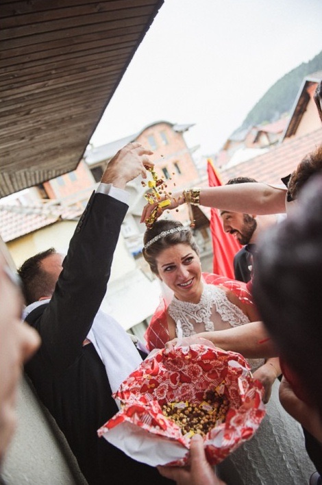 Semir čeka mladu ispred kuće