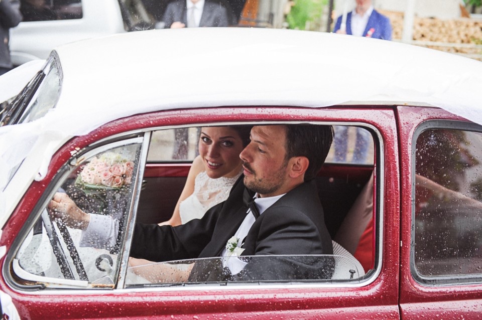 Eli i Semir u crvenoj VW bubi — oldtajmer sa K2 simbolom