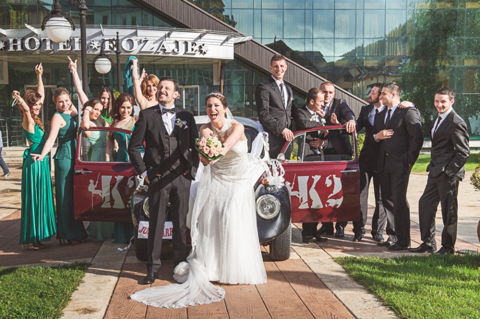 Bela VW buba sa svadbenom dekoracijom