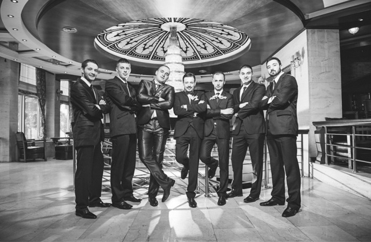 Grupna fotografija sa deverušama