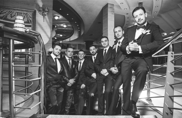 Portret mladenaca sa svadbenom pratnjom