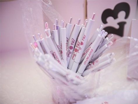 Dekoracija — ruže na stolovima