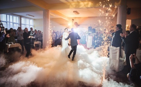 Prvi ples — rumba u dimu i balončićima