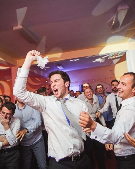 Muškarci se utrkuju za podvezicu