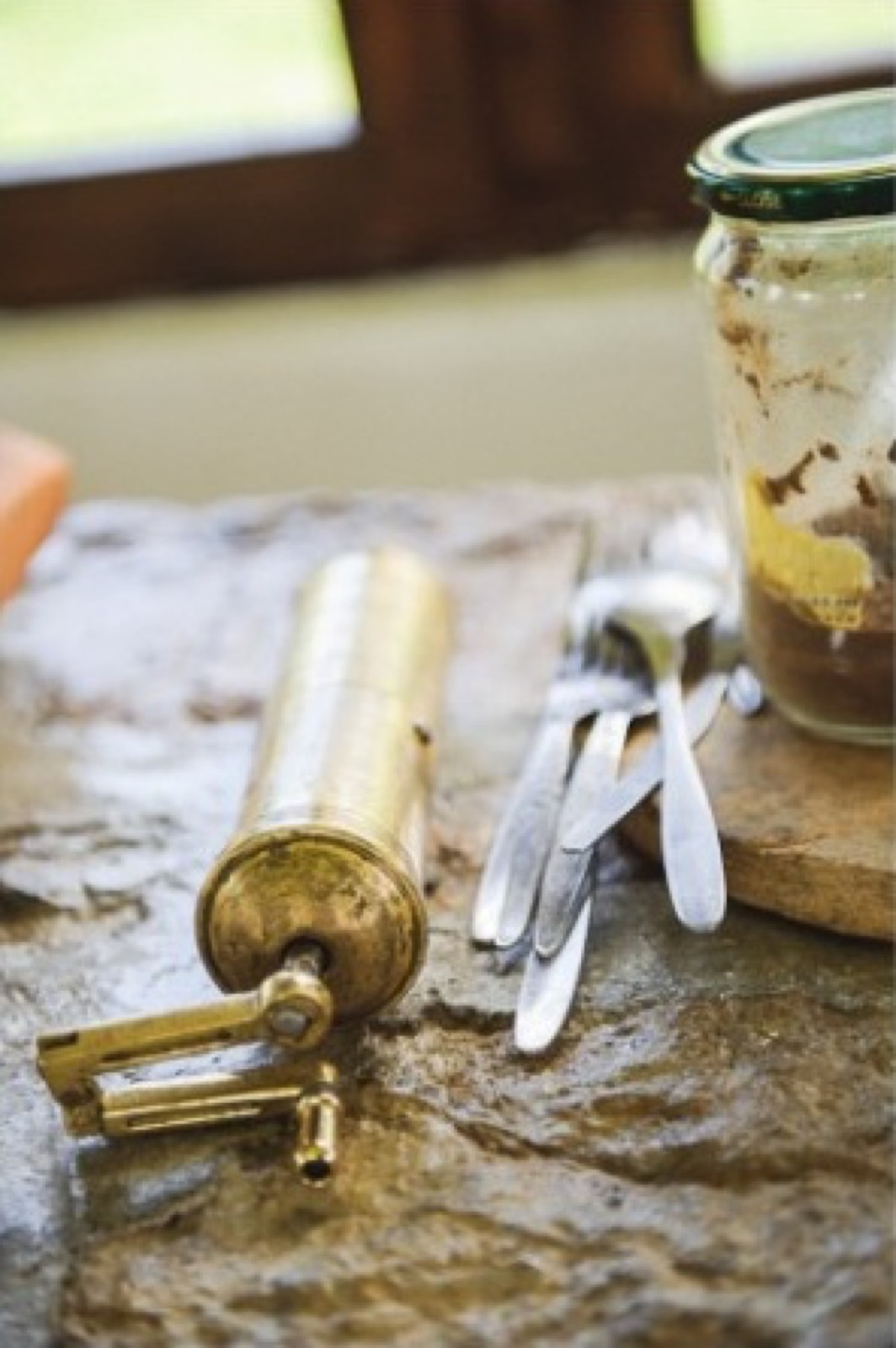 Par u tradiconalnoj bošnjačkoj odeći na livadi u Rožajama