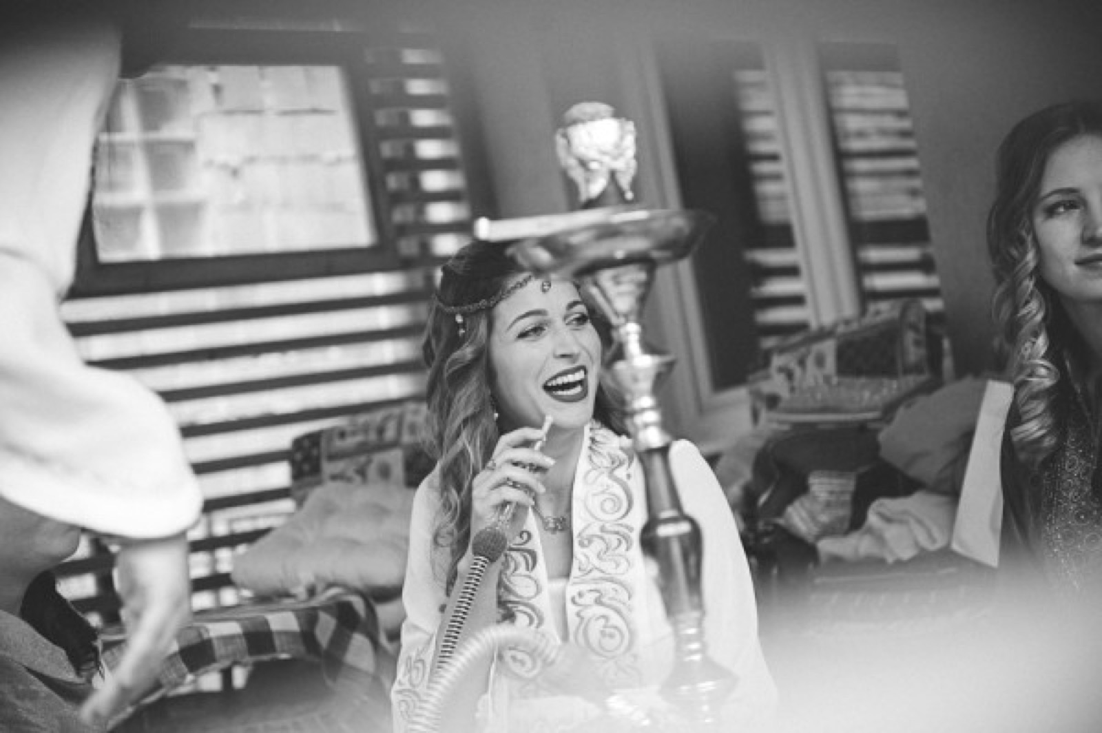 Eli u Jalabiya haljini — detalj zlatnog veza i arapske kaligrafije