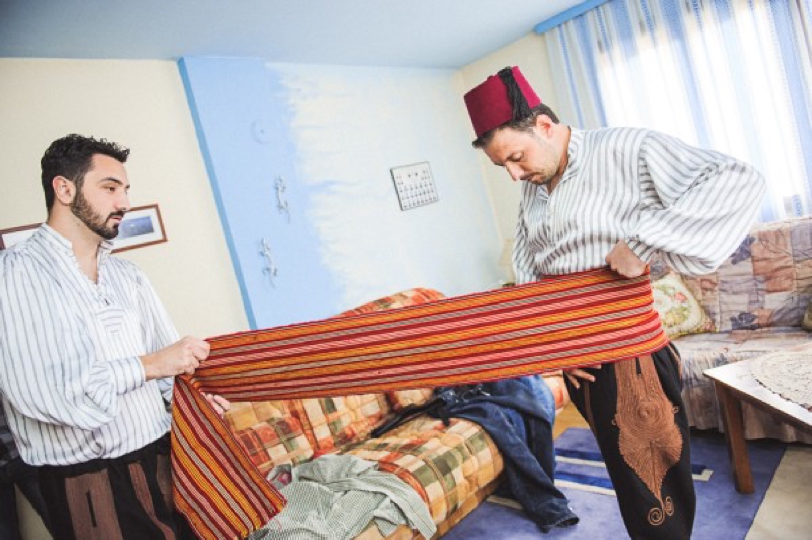 Semir u bošnjačko-sandžačkoj nošnji — šalvare, džamadan, fes, lovačke puške