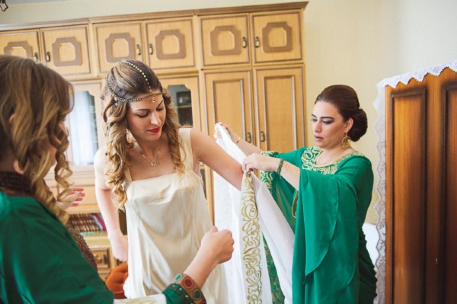 Eli u Jalabiya haljini sa arapskom poezijom — portret mlade