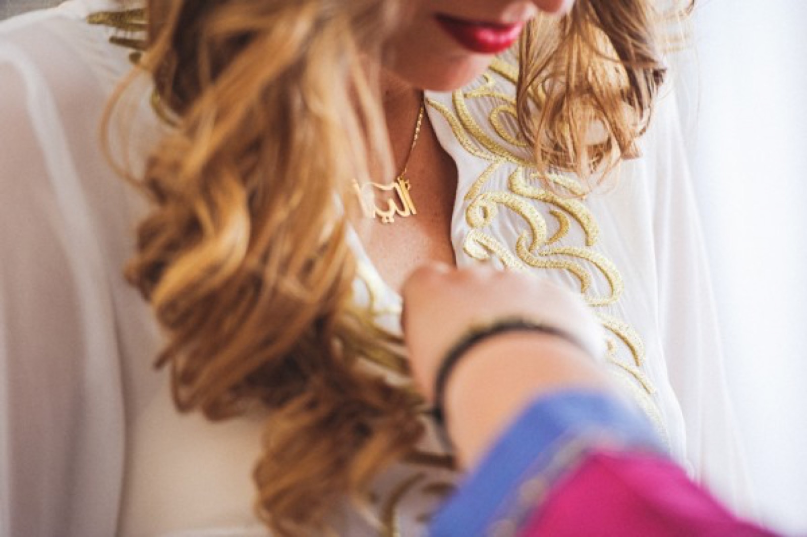 Detalj Jalabiya haljine — zlatni vez i arapski stihovi