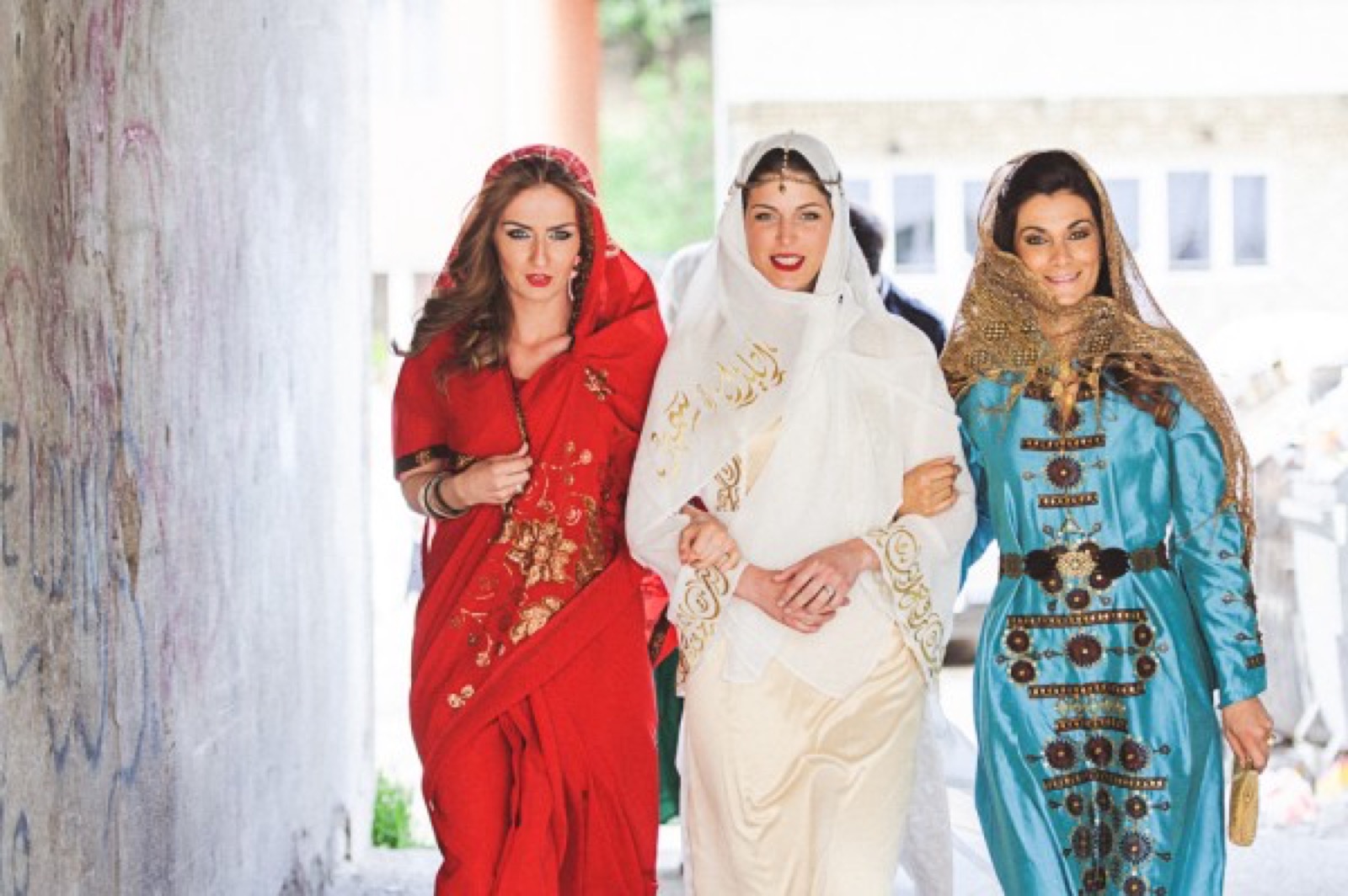 Povorka stiže pred džamiju — gosti u tradicionalnoj odeći