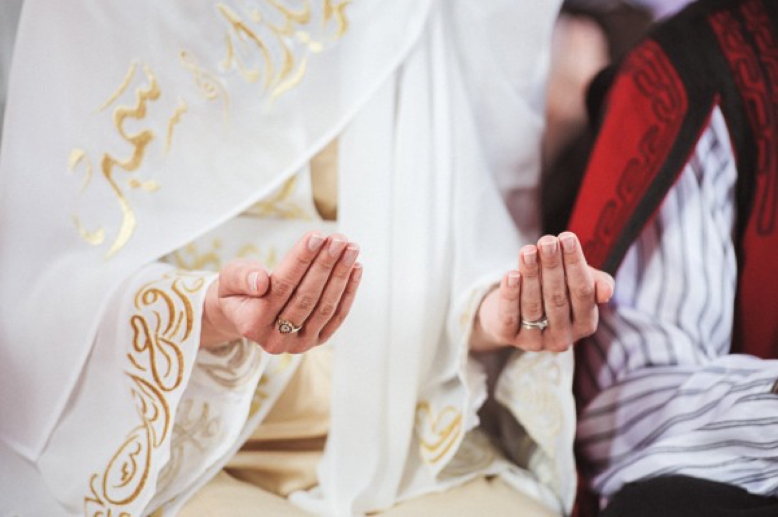 Eli i Semir slušaju hodžu — trenutak ceremonije