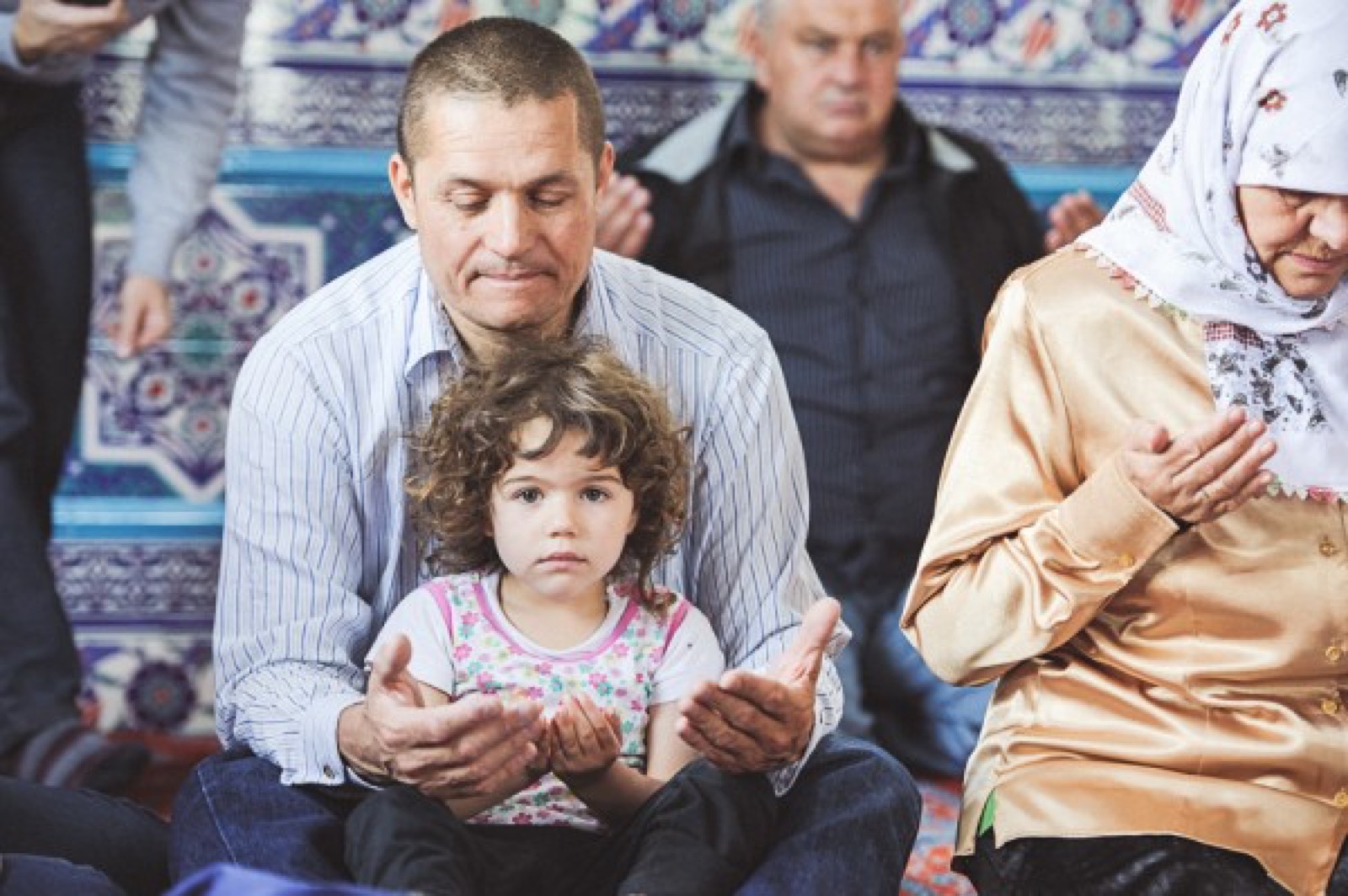 Dova u džamiji — svi prisutni podižu ruke u molitvi