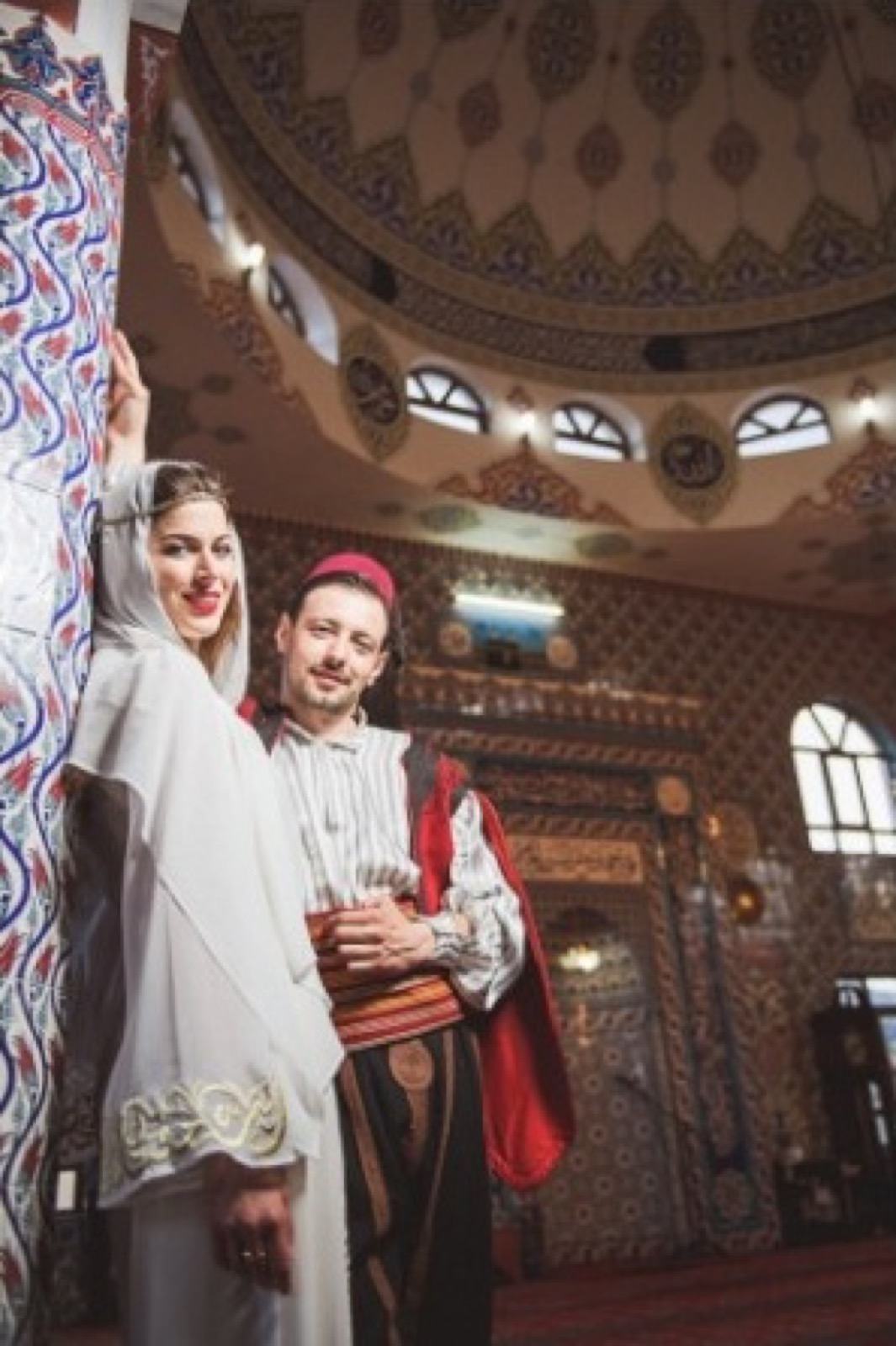 Porodica i prijatelji čestitaju paru posle šerijatskog venčanja