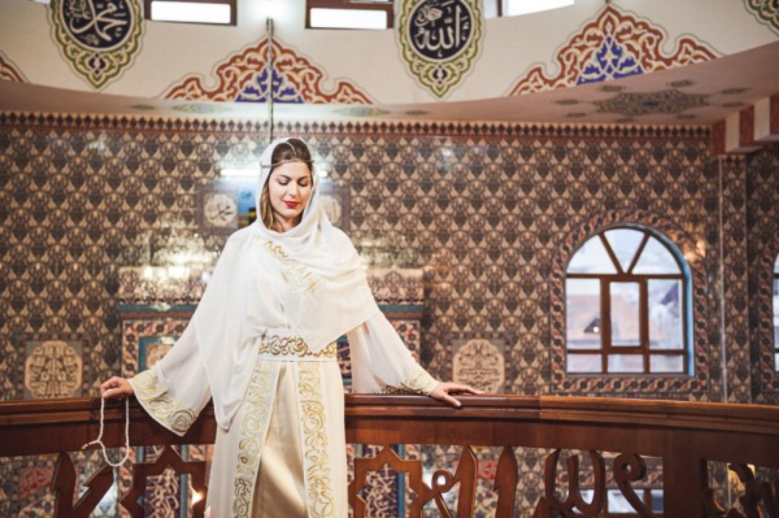 Eli i Semir okruženi gostima u nošnjama — radost ispred džamije