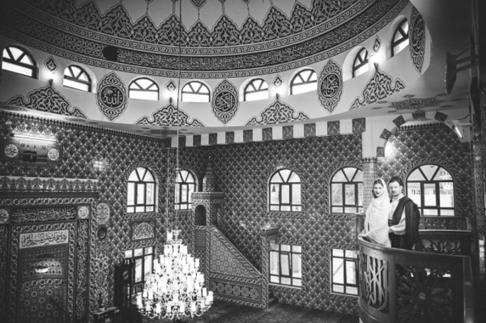 Grupna fotografija svih učesnika šerijatskog venčanja u tradicionalnim nošnjama