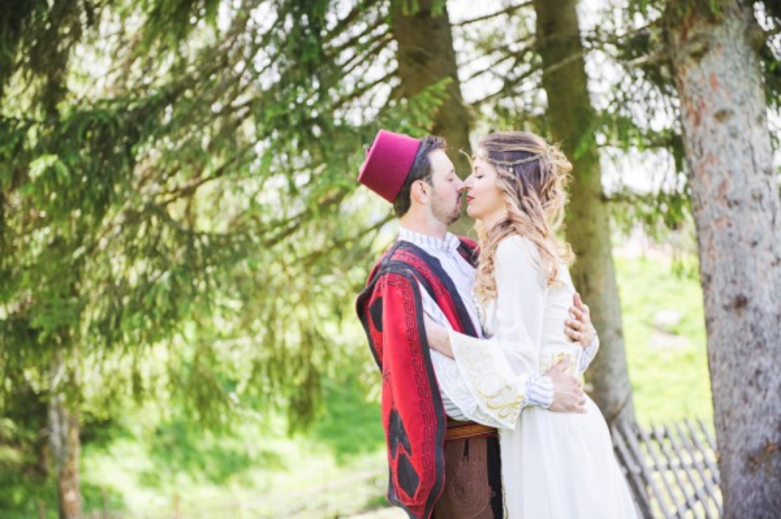 Eli i Semir šetaju livadom — planinski pejzaž u pozadini