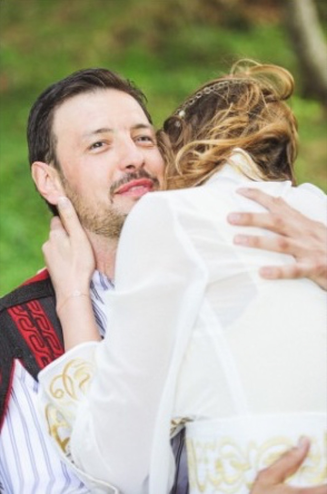 Portret Eli sa đerdanom od zlata — osmeh na planinskoj livadi