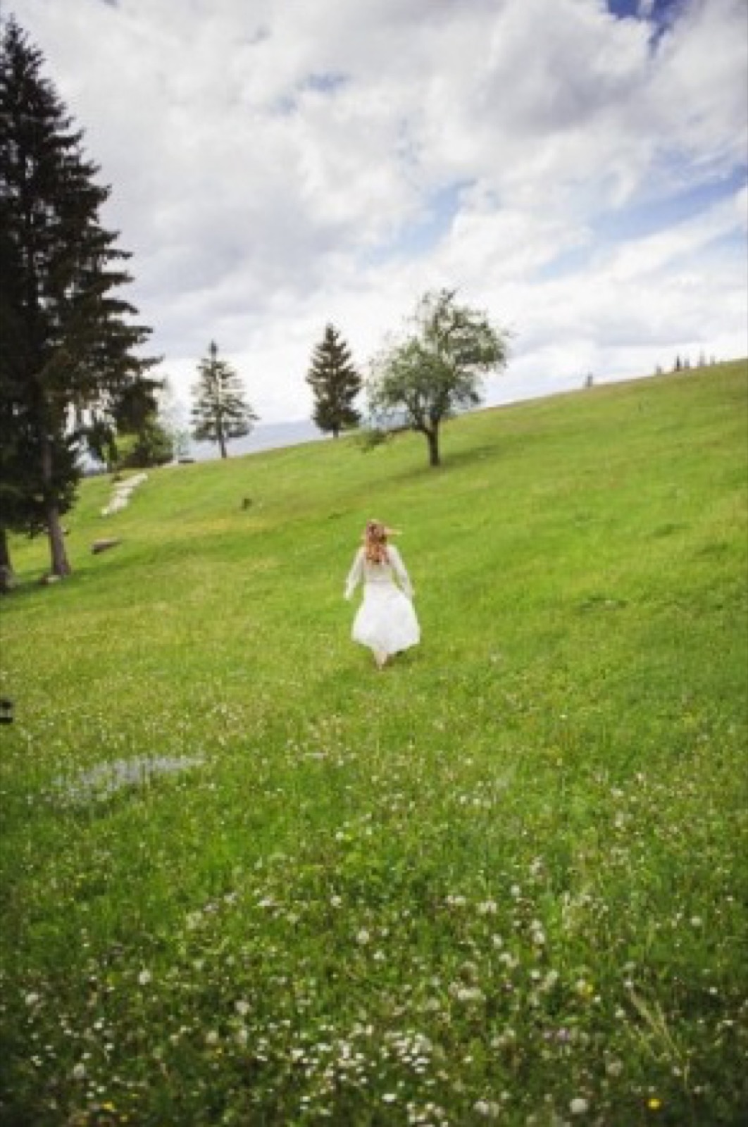 Semir i Eli — zagrljaj u tradicionalnim nošnjama, planinski horizont